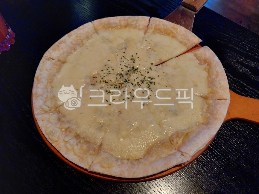 화덕 고르곤졸라 씬피자 썸네일 3